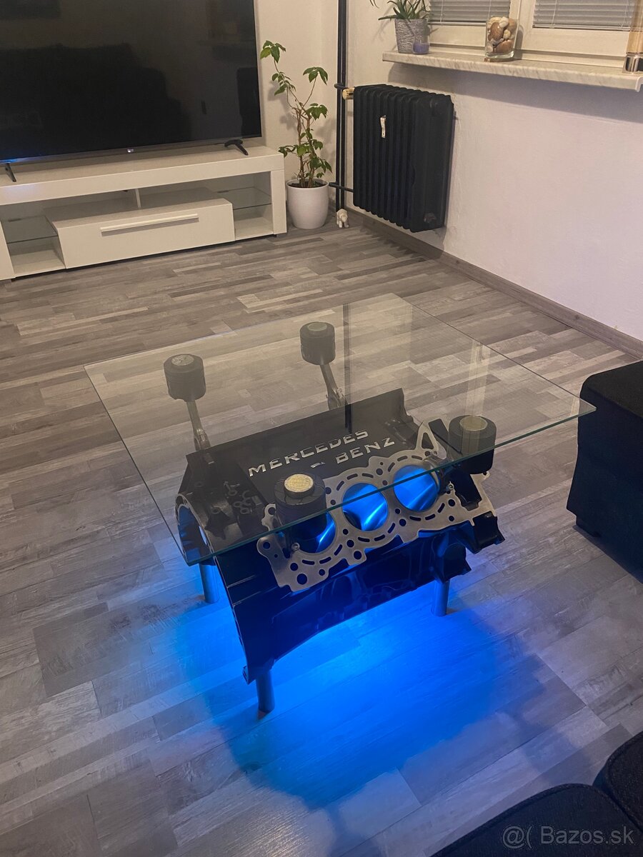 Stôl z motora Mercedes-Benz V6 - 6