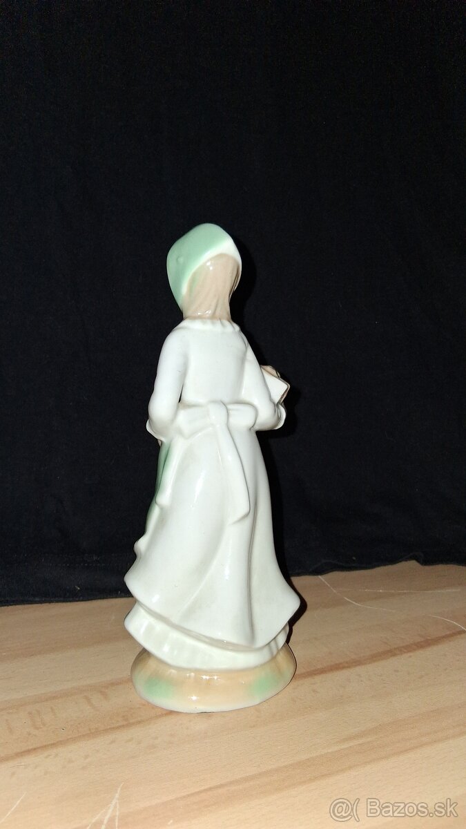 Predám porcelánovú figúrku/sošku Dievča s balíčkom - 6