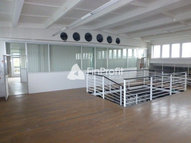 Obchodno-skladový priestor so vstavanou administratívnou čas - 6