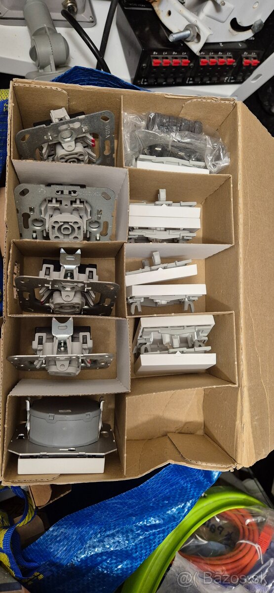 Predám rámčeky a vypínače zn. GIRA - 6