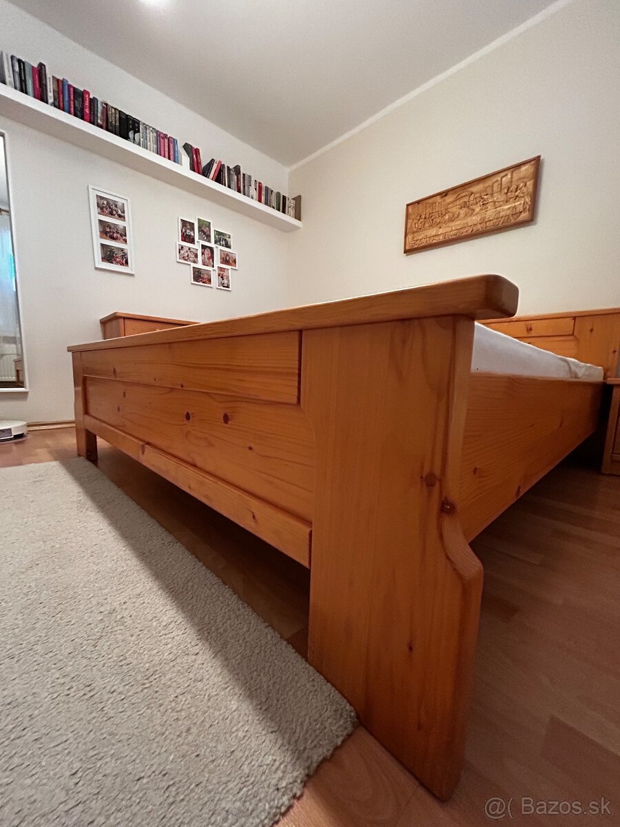 Predám drevenú spálňovú zostavu (posteľ, nočné stolíky, komo - 6