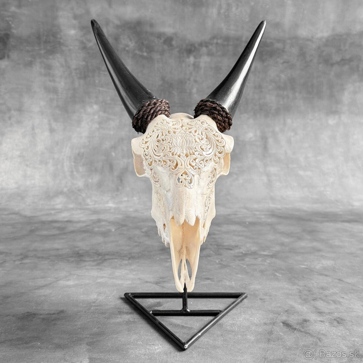 Autentická biela vyrezávaná lebka kozy - motív veľký lotos - 6