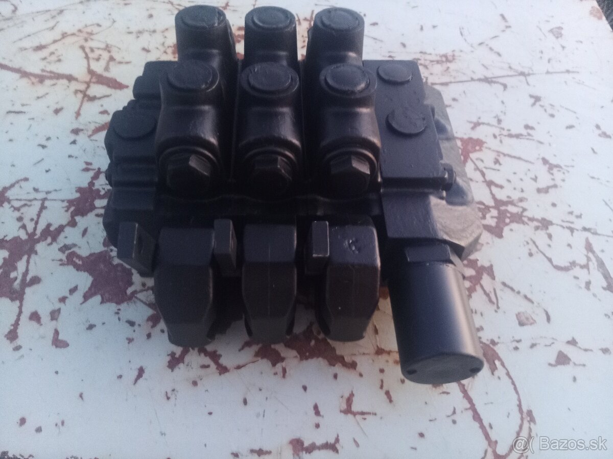 Hydraulický rozvádzač na kombajn E512 - 6