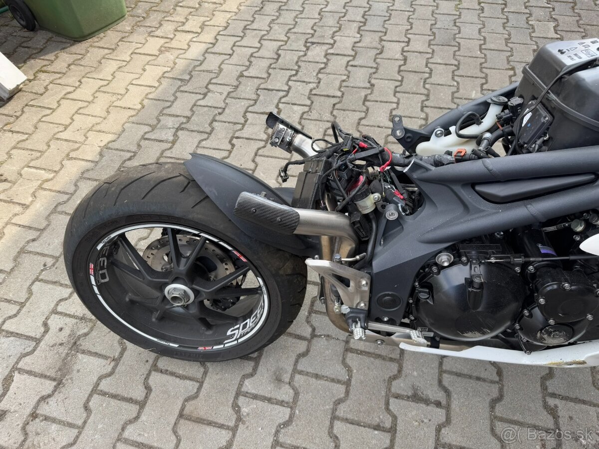 PADNUTÝ Triumph speed triple 1050 - 6