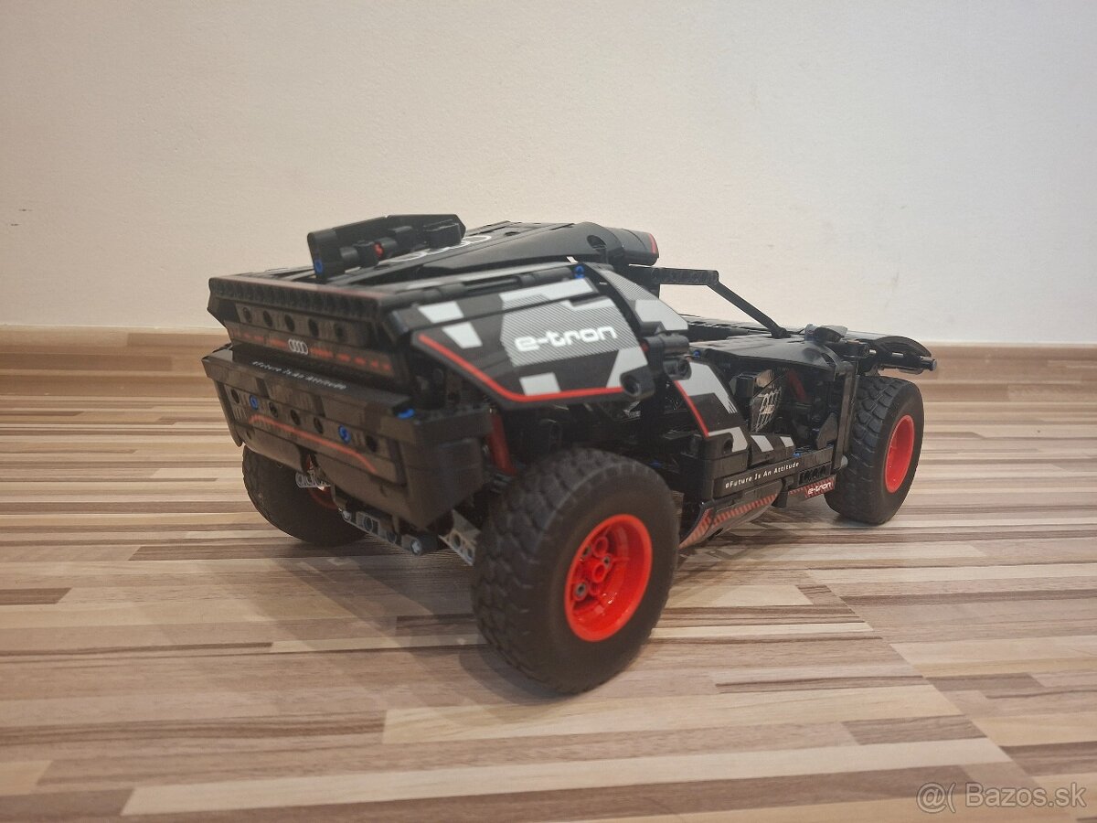 Predám LEGO Technic set Audi RS Q e-tron (42160) - 6