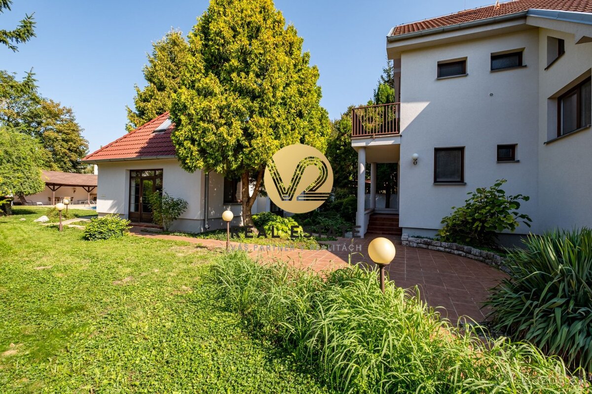 Na PREDAJ 5i rodinný dom s dvojgarážou a hosťovským domom, N - 6