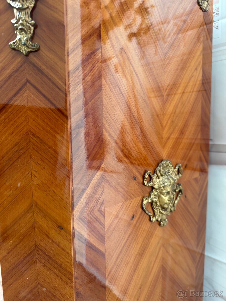 Komoda s bohatým zdobením - 6