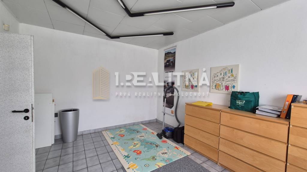 Priemyselný areál (tri haly, recepcia, kancelária, garáže, l - 6