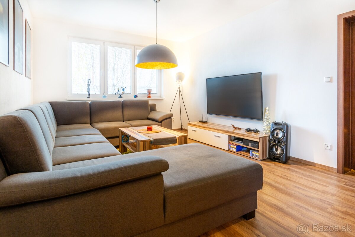 Kvalitne zrekonštruovaný dom vo Veľkých Kostoľanoch - 6