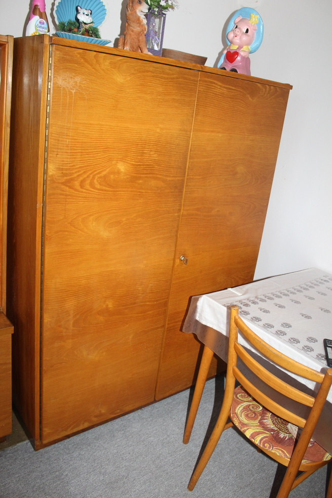 šicí stroj,skrina, knihovnička,sedačka. - 6