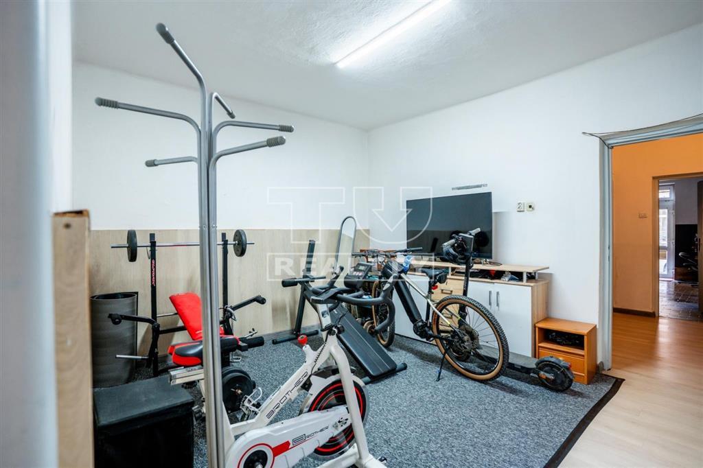 Atraktívny rodinný dom v centre Ilavy s 3 bytovými... - 6