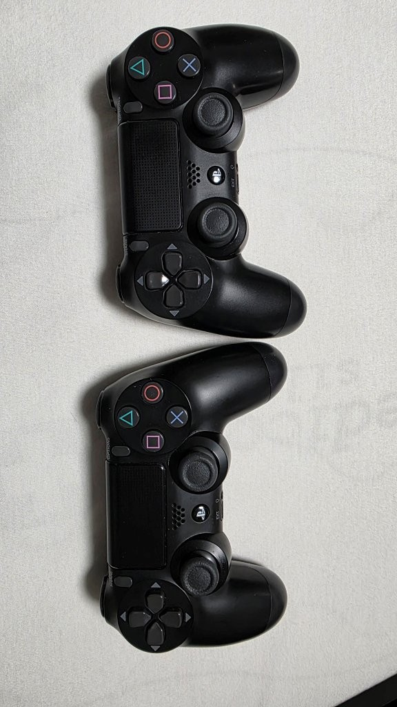 Predám PlayStation 4 PRO 1TB + 2 ovládače s nabíjačkou - 6