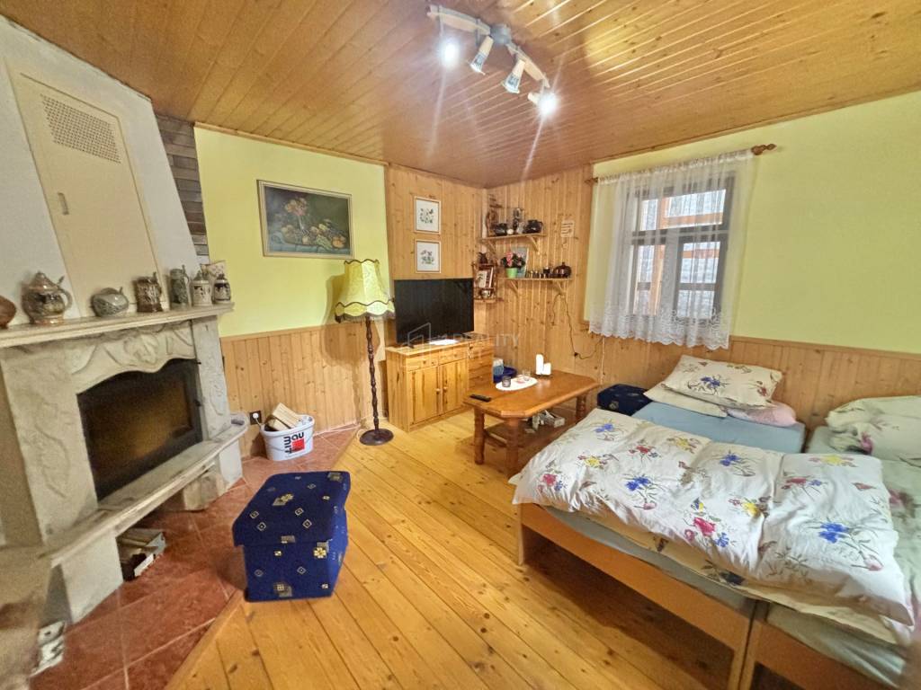 Predaj tradičnej chalupy v pokojnom prostredí na lazoch vo V - 6