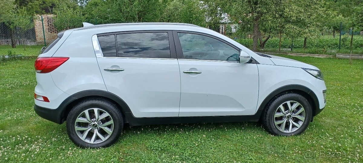 Kia sportage 1,7 Crdi max vybava Alcntra,par.kamera,navi - 6