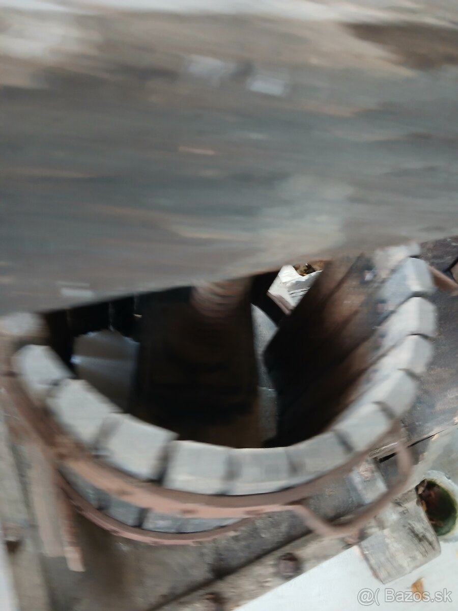 starý drevený lis na hrozno - 6