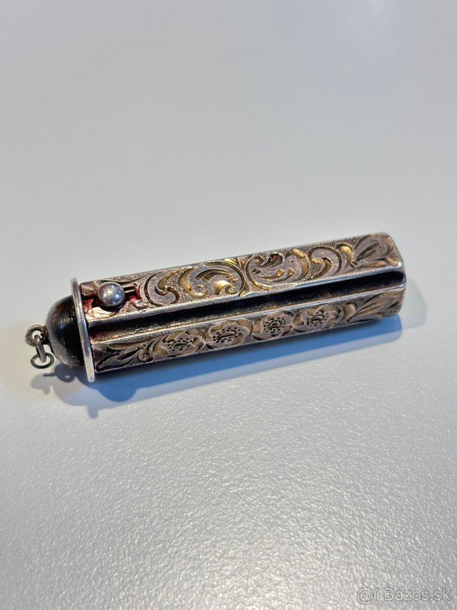 Starožitný gravírovaný strieborný rúž - 6