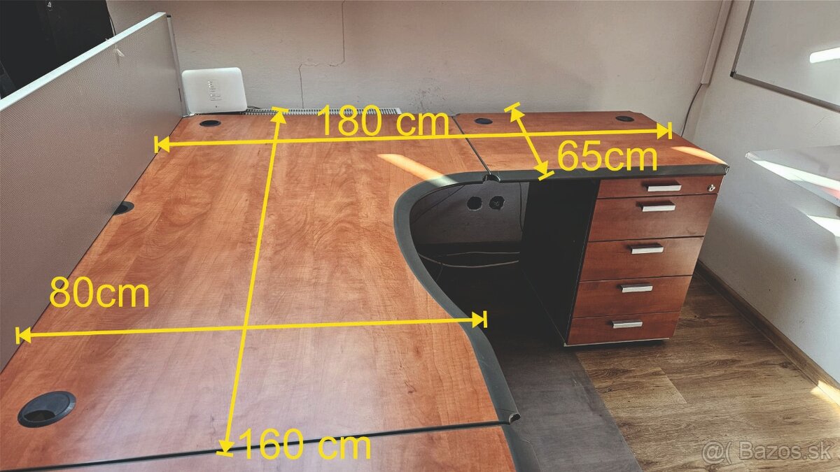 Predám kancelárske stoly – 3 kusy + poličky - 6