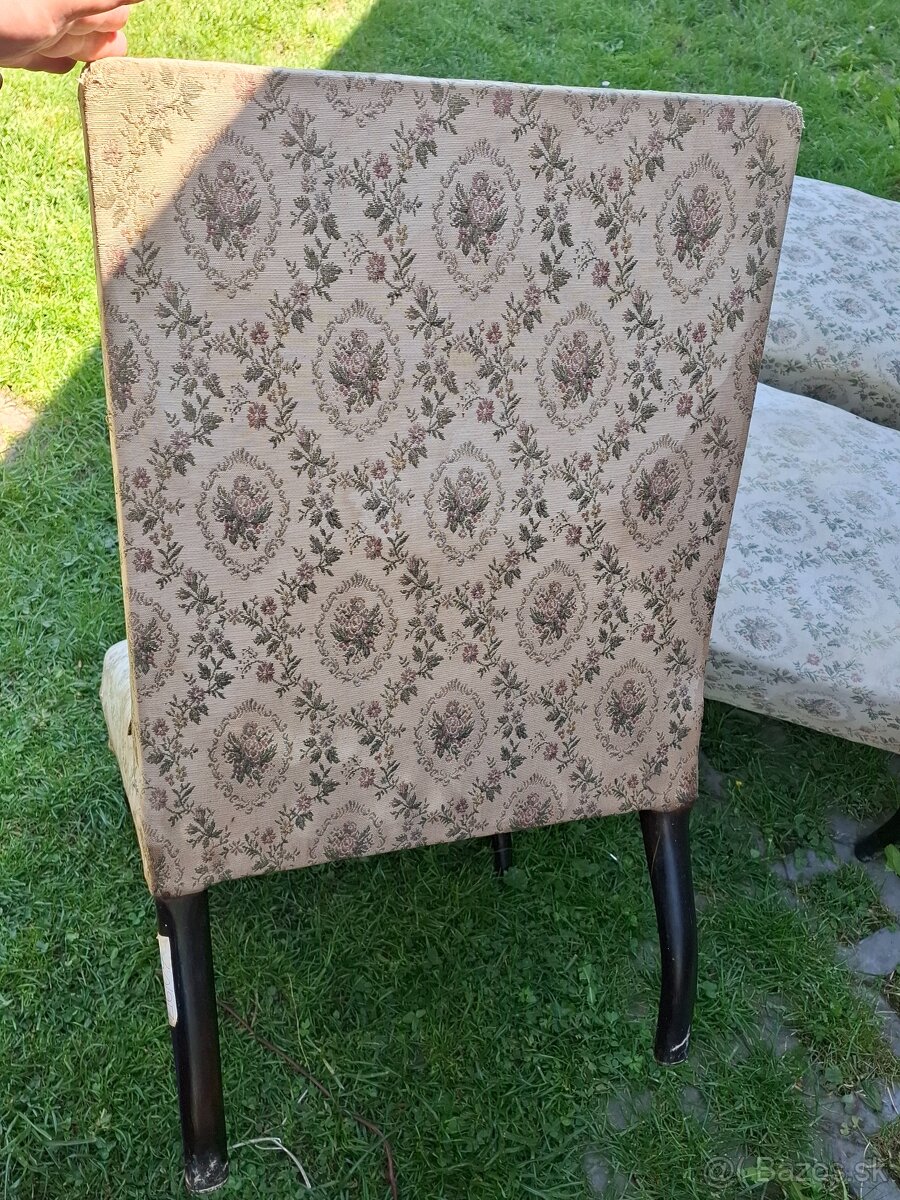 Predám štyri starožitné stoličky cena spolu 10€ - 6