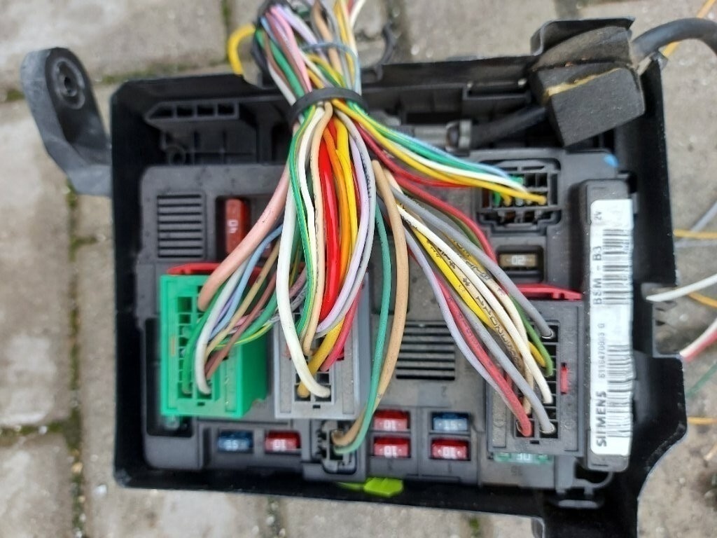 Predam motorovu poistkovu skrinku na peugeot 206 1.4 55kw - 6