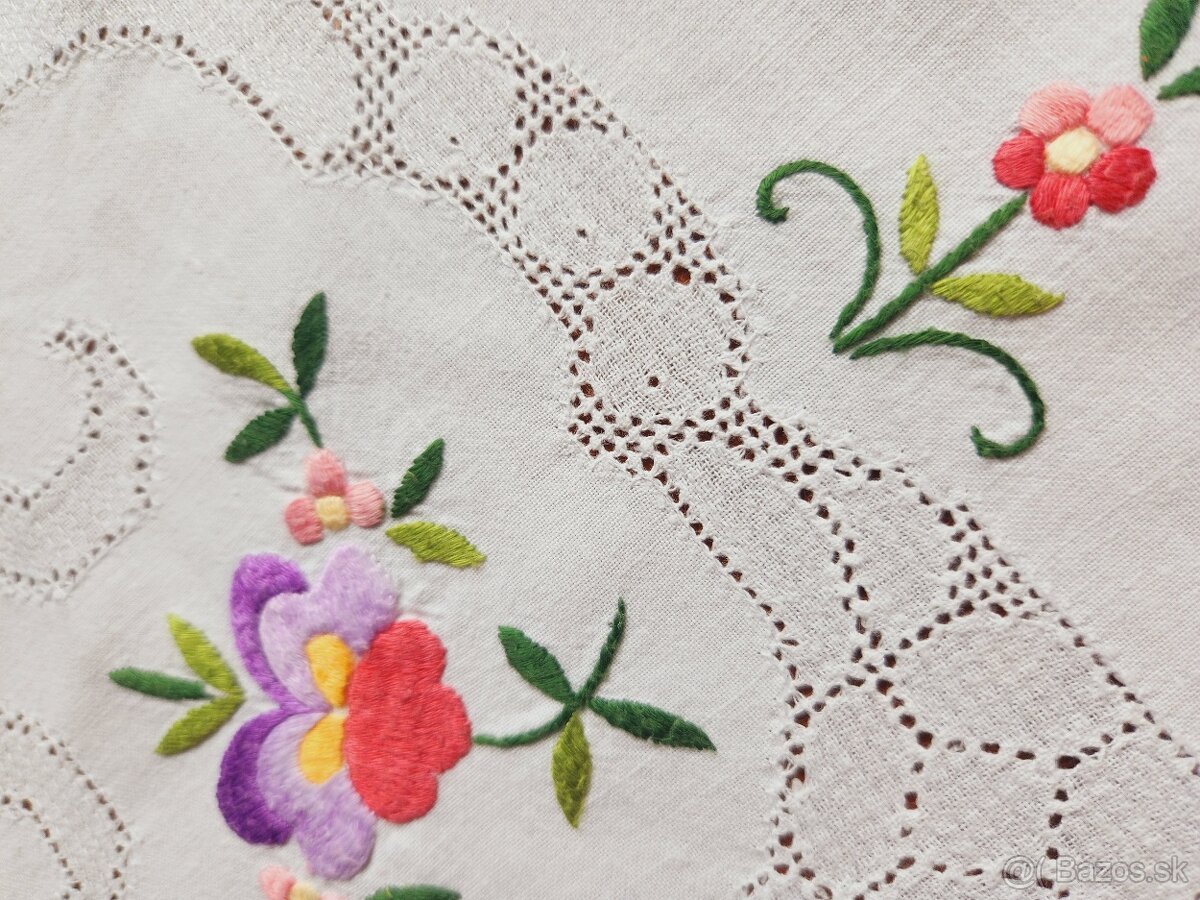 Krásny biely obrus zdobený kvetmi a ažurkou 120x160 - 6