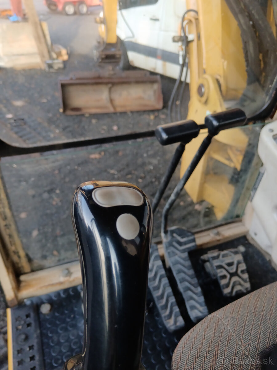 Pásový Bagr CAT 307 B - 6