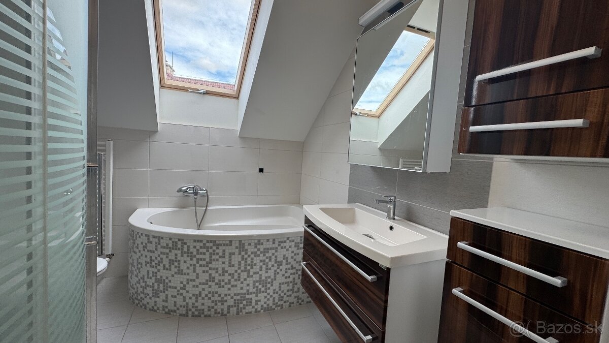 Priestranný zrekonštruovaný rodinný dom na prenájom v Lozorn - 6