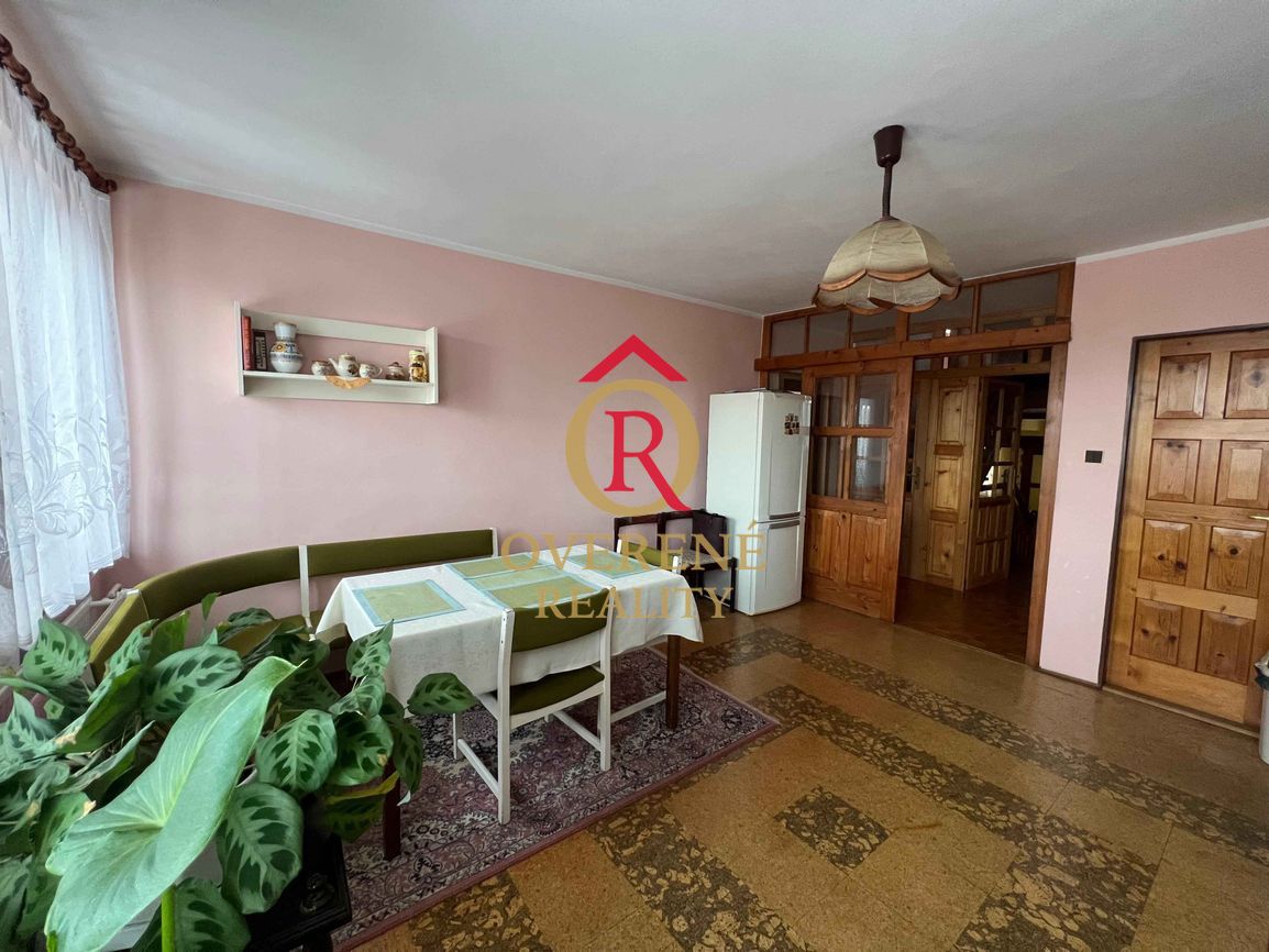 Exkluzívne na predaj priestranný rodinný dom so slnečnou záh - 6