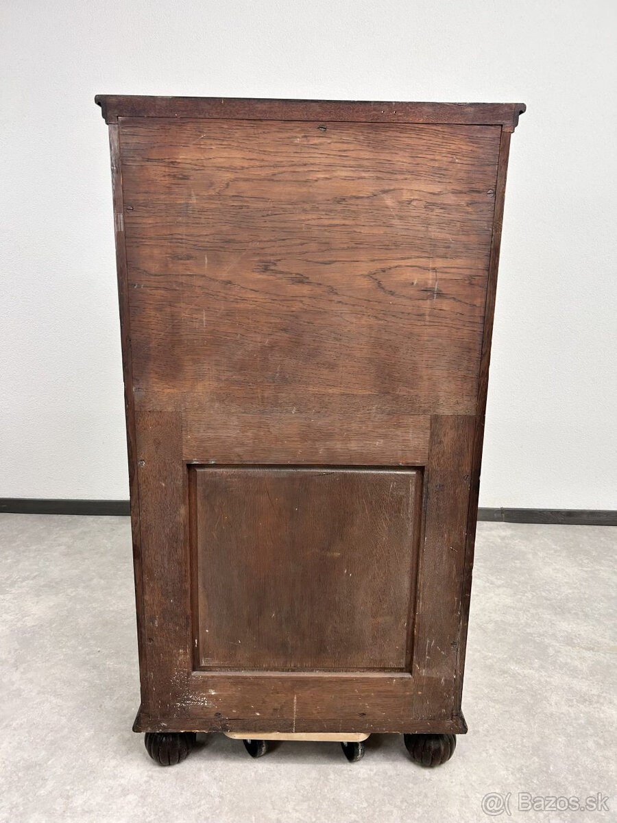 rezbovaná skrinka - 6