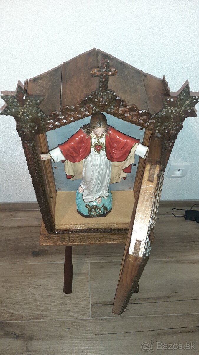 Starožitná skrinka, kaplnka so soškou. - 6