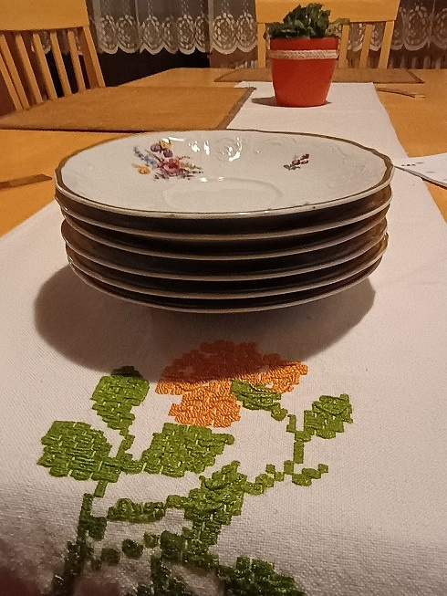 Porcelán - podšálky. - 6