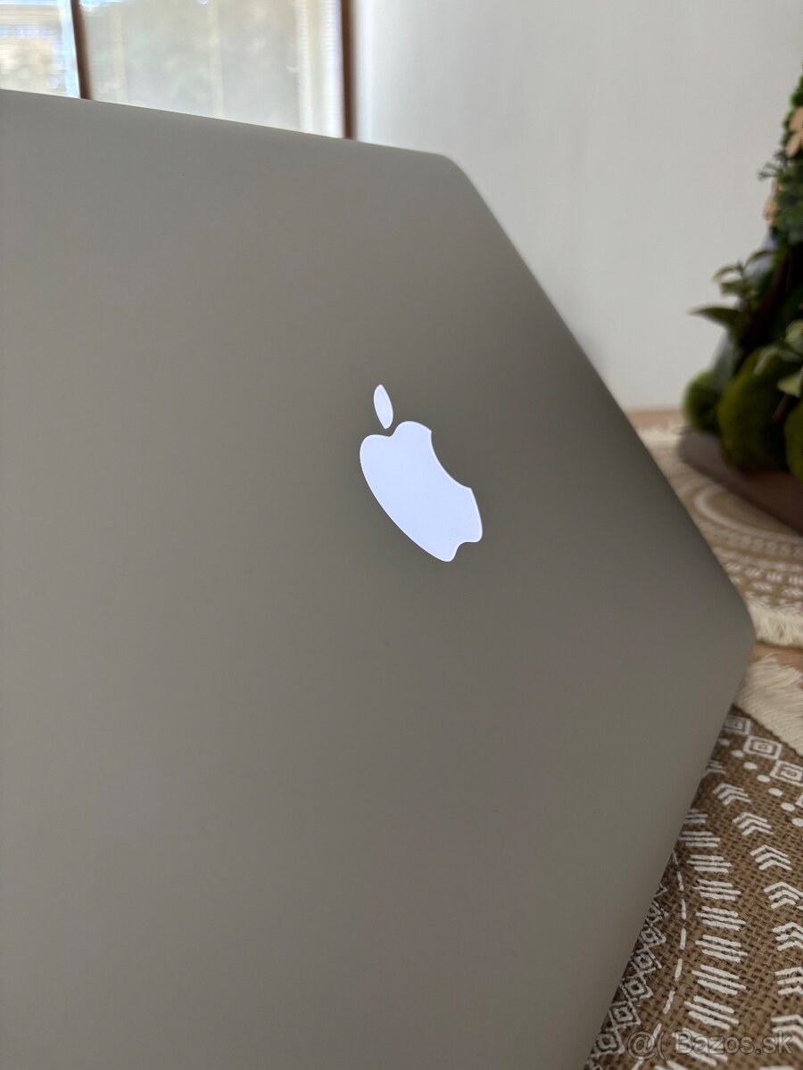 Apple Macbook Air 13-inch - 6