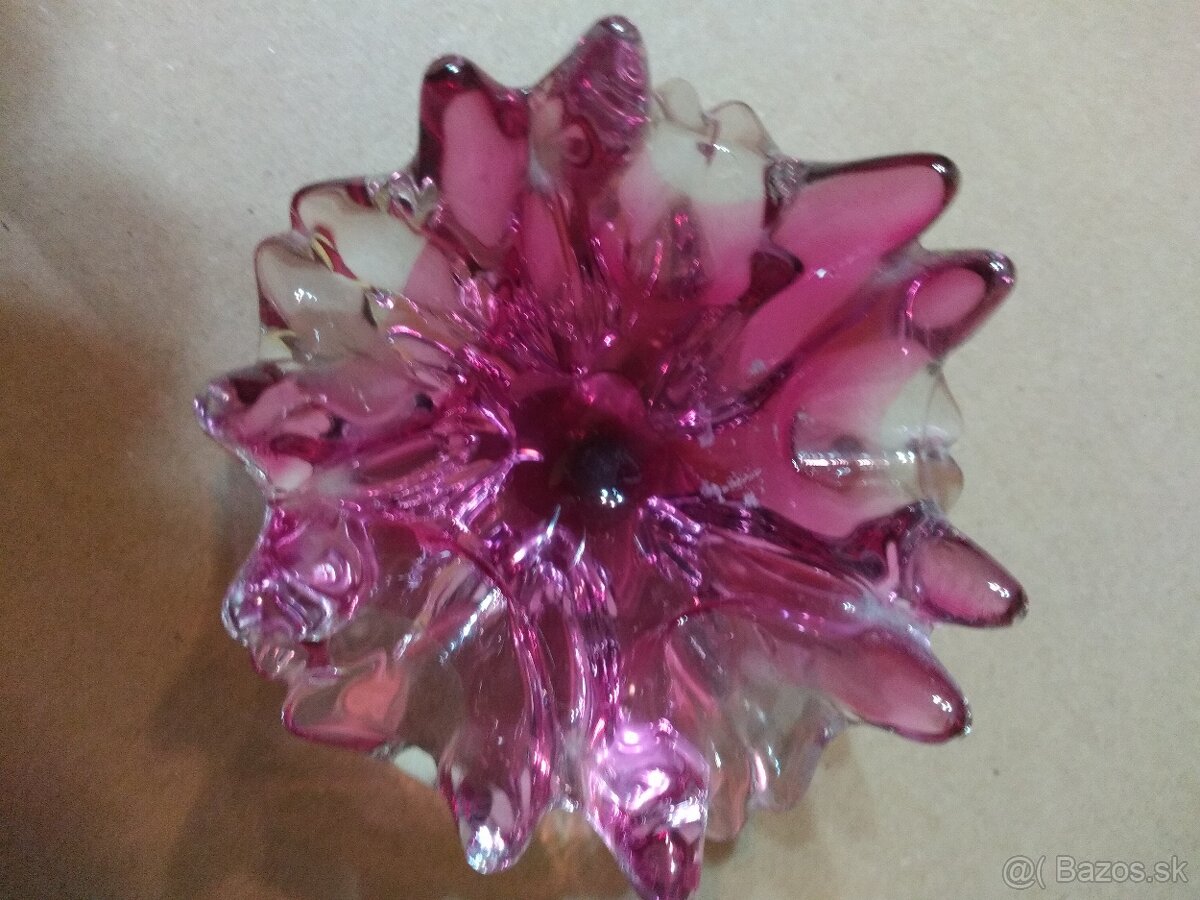 ČERVENÁ VÁZA A POPOLNÍK - 6