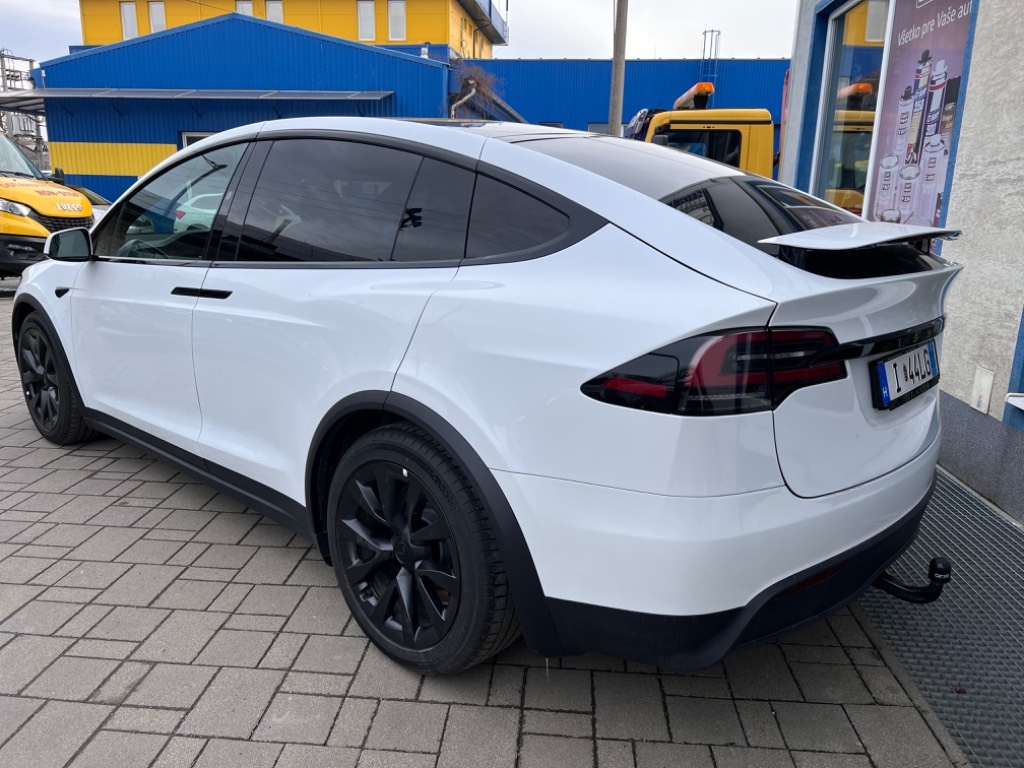Tesla X - 6