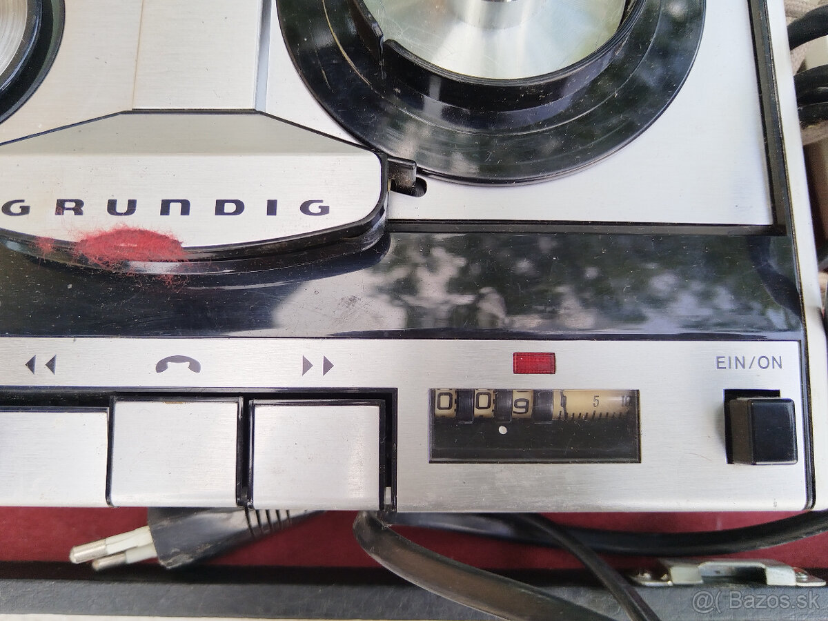 starý kufríkový diktafón - 6