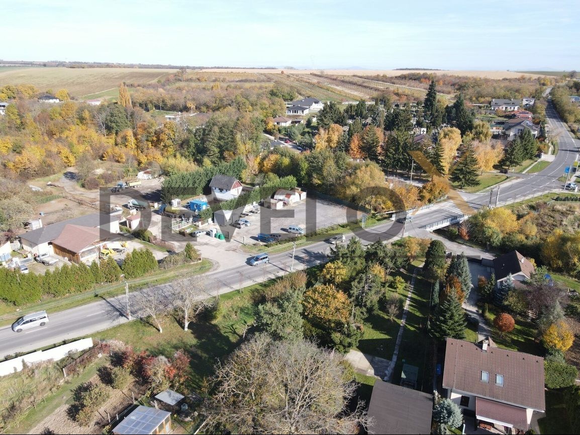 Priestranný stavebný pozemok v pokojnej obci Budmerice - 6