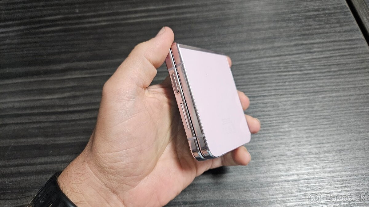 Poškodený Samsung Galaxy Z Flip 5 - 6