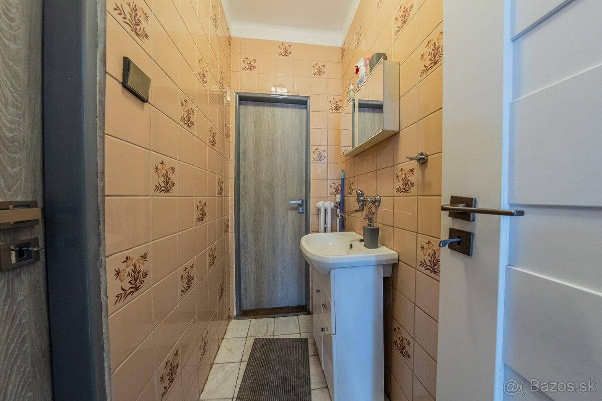 Rodinný dom s veľkým pozemkom v obci Malé Dvorníky - 6