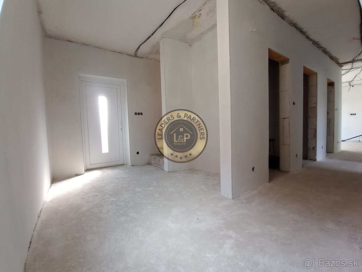 Rezervované Na predaj 5-izbový rodinný dom v obci Košolná - 6