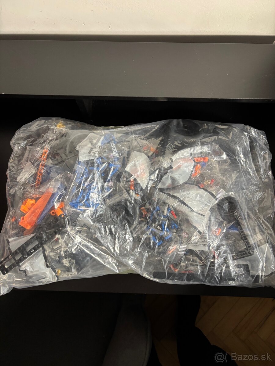 LEGO Technic McLaren Formula 1 Team (42141) - 6