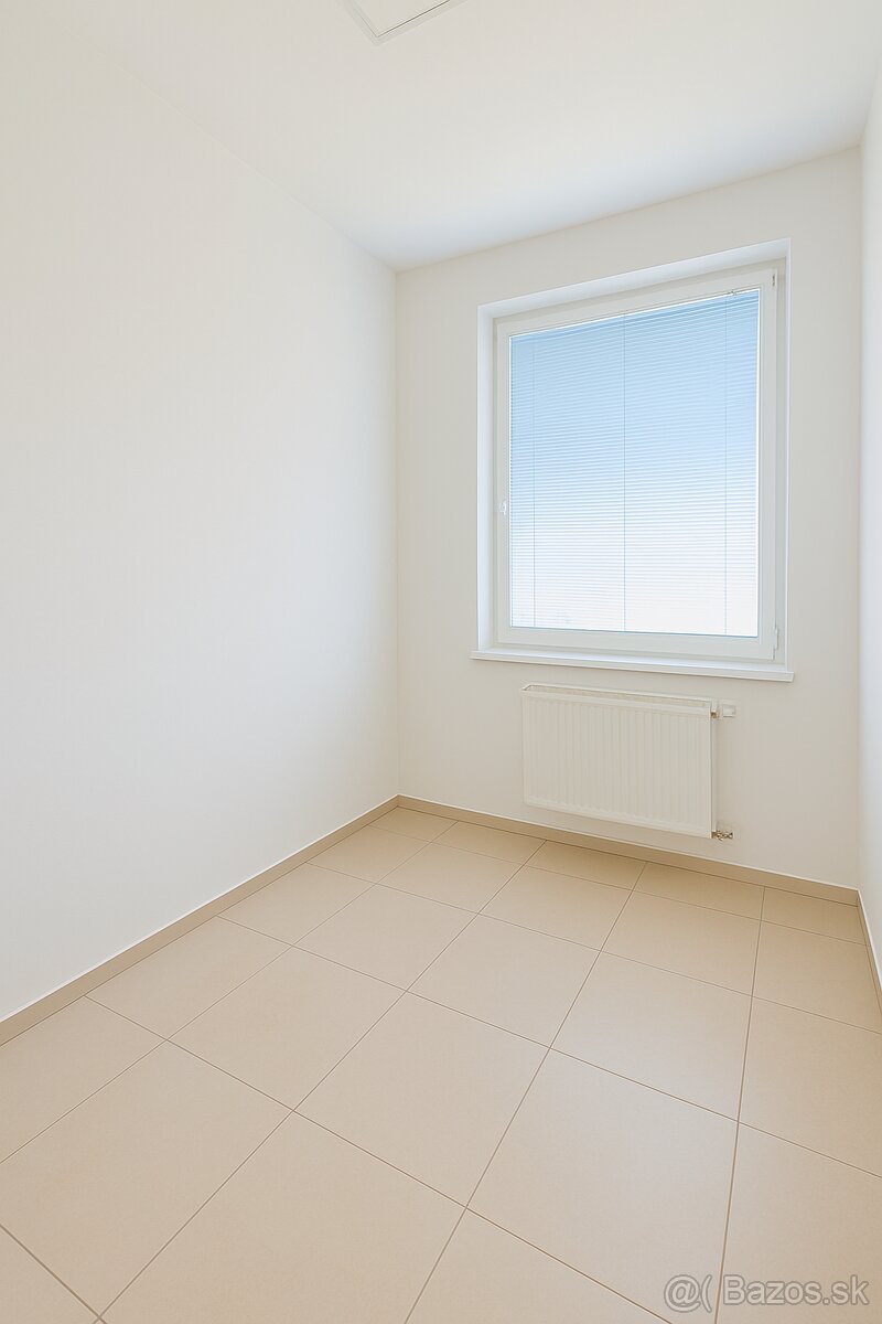 Na predaj reprezentatívna budova v centre mesta Trebišov - 6