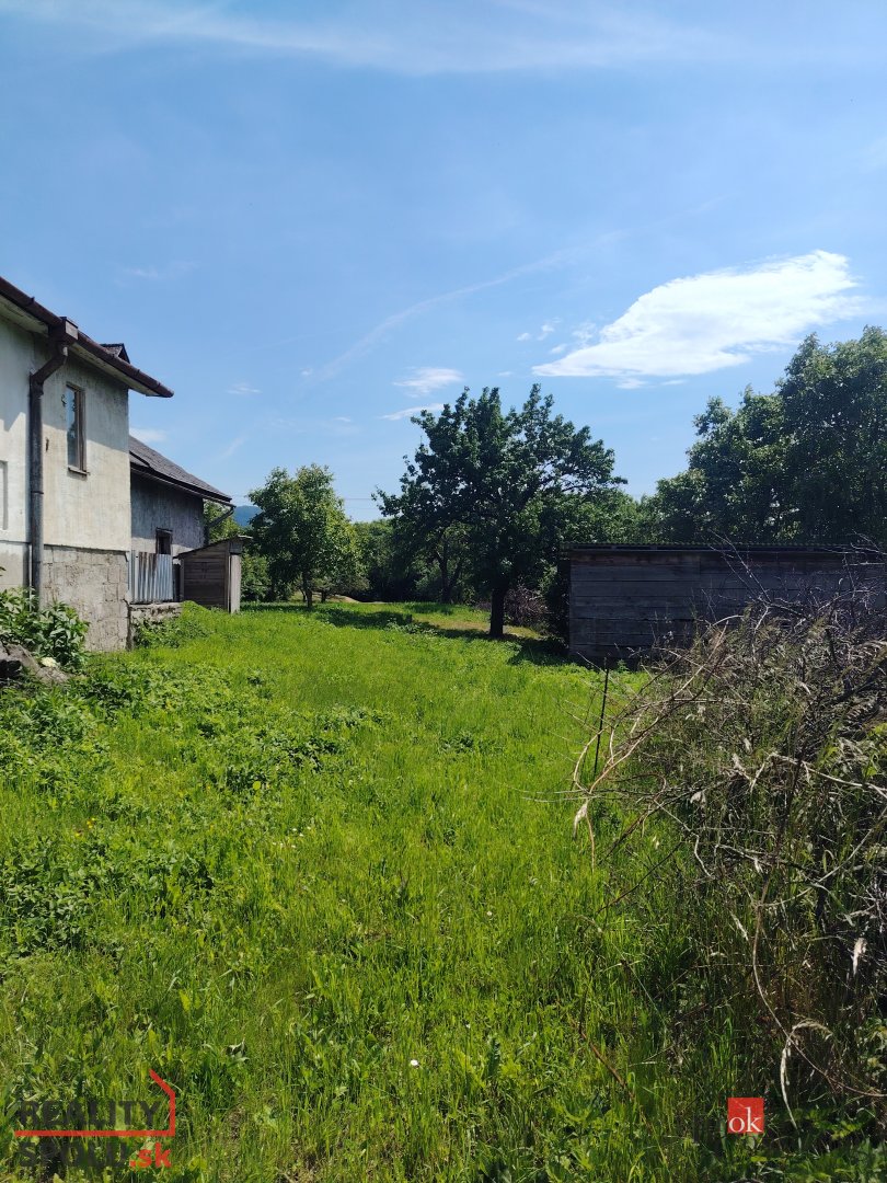 Ideálny pozemok v srdci obce s historickým rodinným domom - - 6