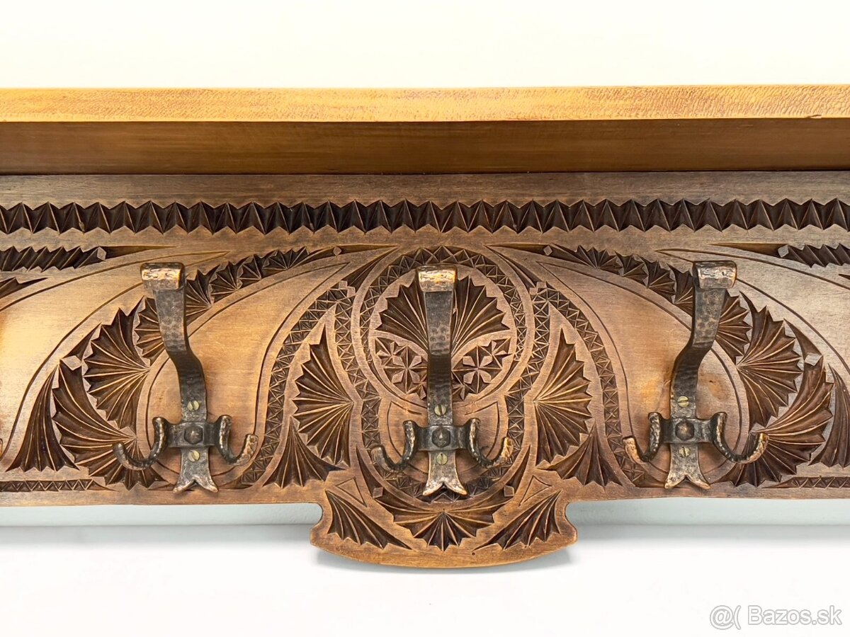 Masívna vitrinka a vešiak - 6