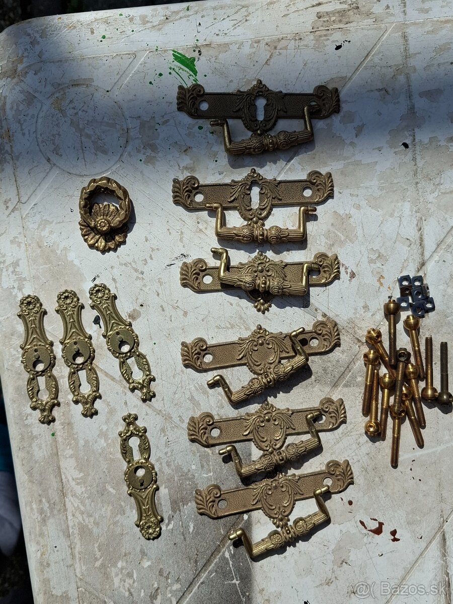 STAROŽITNÉ KOVANIA NA NÁBYTOK - 6