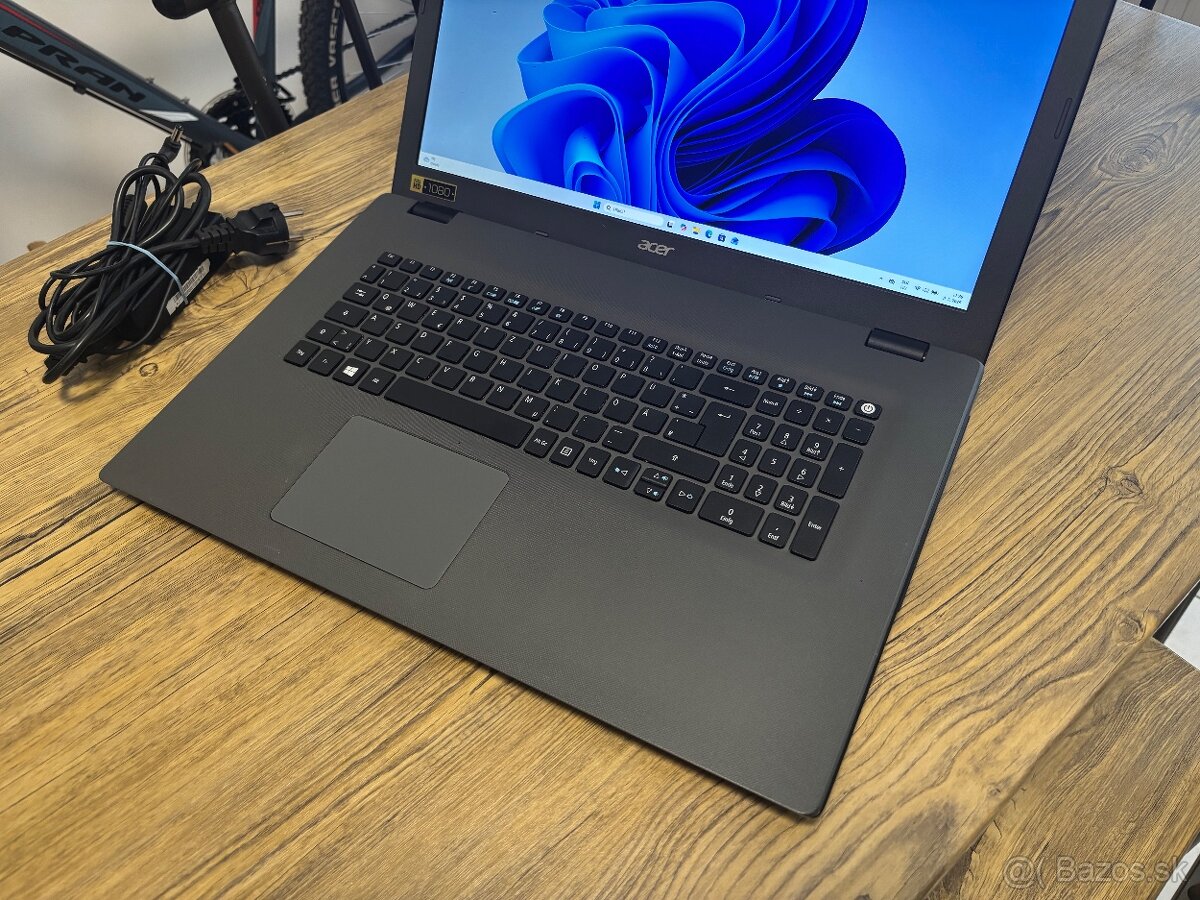 17.3/Acer Notebook/i5-5200/8GB RAM/256GB SSD /Intel HD 2GB - 6