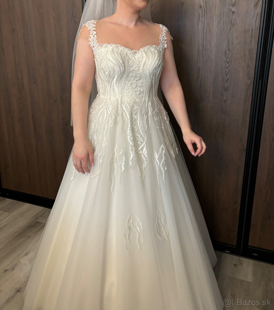 Svadobné šaty s vlečkou - 6