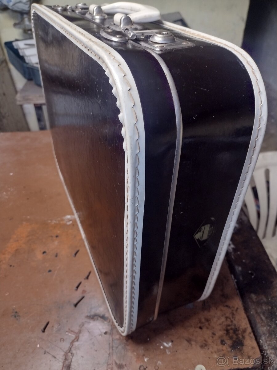 Predám starý cestovný kufor Zn.Kazeto - 6