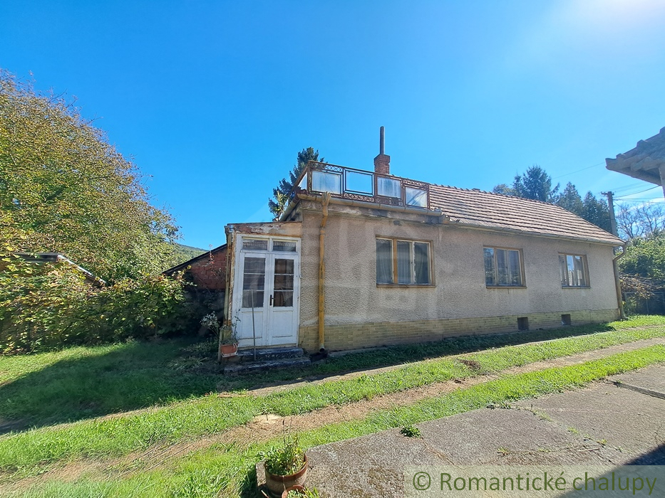 Pokojné bývanie v obci Bádice – dva domy na veľkom pozemku - 6