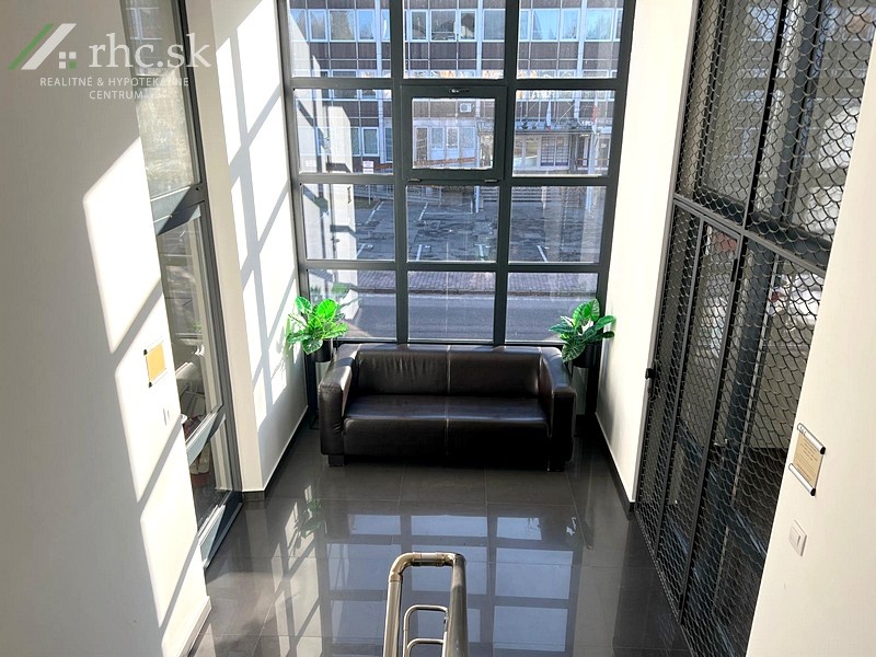 PRENÁJOM PRESKLENÉ PRIESTORY OPROTI MSÚ - SOV. HRDINOV - 6