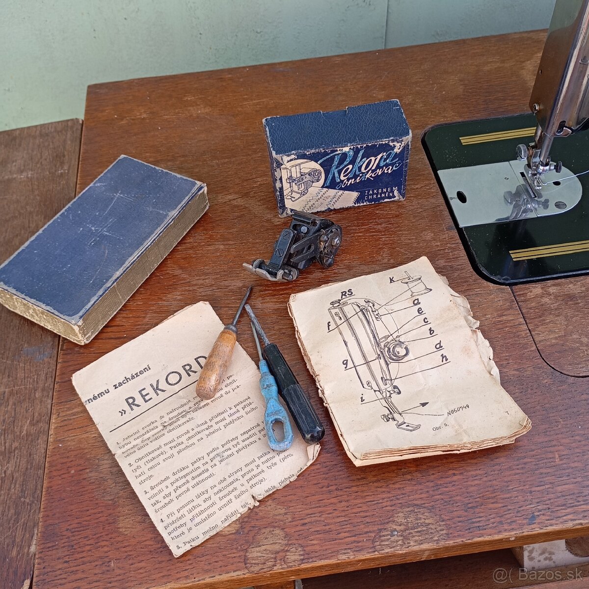 starý šijací stroj LADA - 6