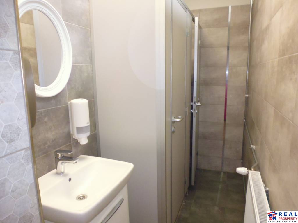 MASARYKOVA: VOĽNÉ NEBYTOVÉ priestory s UMÝVADLOM cca 23 m2 - - 6